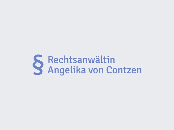 Das Bild zeigt den Schriftzug „Rechtsanwältin Angelika von Contzen“ in blauer Schrift auf hellem Hintergrund, begleitet von einem stilisierten Paragraphenzeichen.