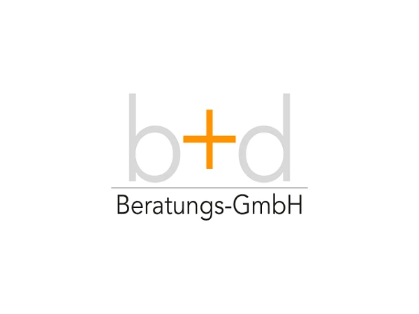 Das Bild zeigt ein Logo, das die Buchstaben "b" und "d" in grau zeigt, mit einem orangefarbenen Pluszeichen zwischen ihnen. Darunter steht in schwarzer Schrift "Beratungs-GmbH".